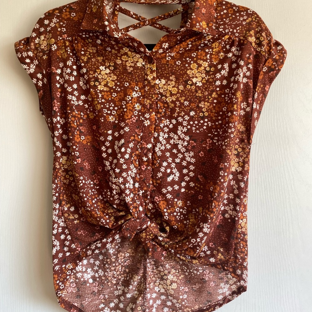 No Boundaries Fall colored short sleeve shirt